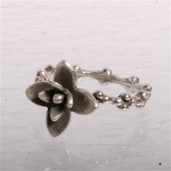 Delicate Sterling silver Flower ring size 7 - Zulasurfing Jewelry
 - 1