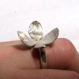 Sensational 4 petal flower sterling silver leaf ring size 6 - Zulasurfing Jewelry
 - 3